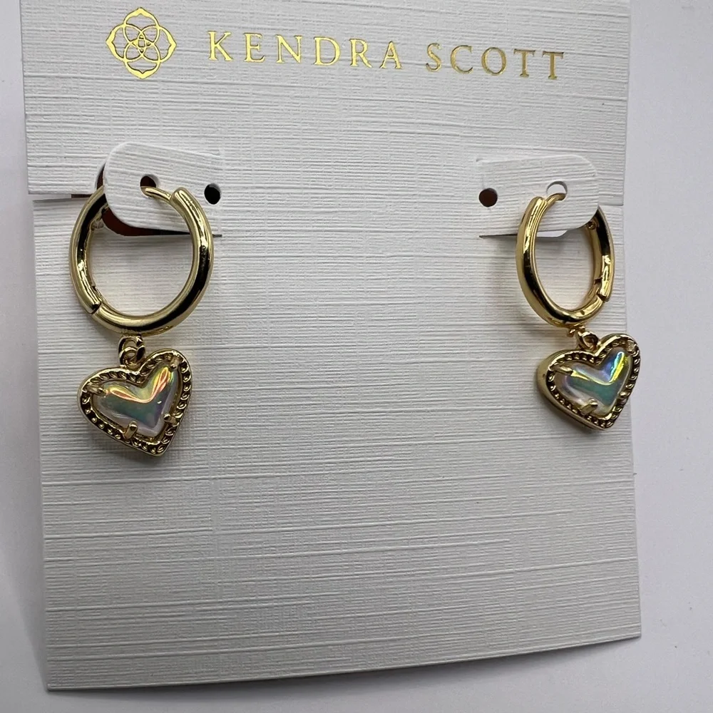 NWT Kendra Scott Ari Heart Gold Huggie Earrings in Ivory Mother-of-Pearl